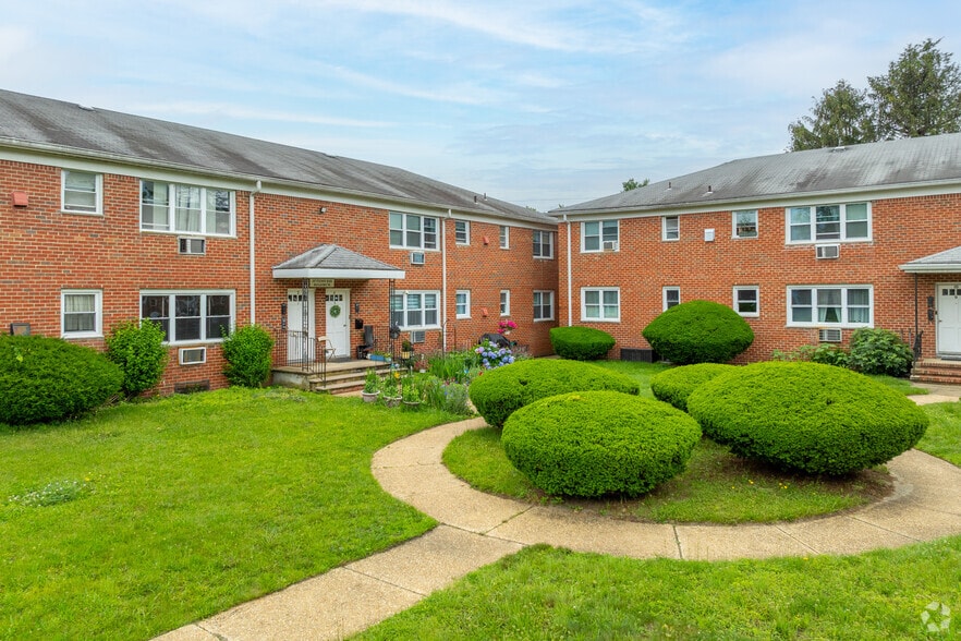 Primary Photo - Pinewood Apartments