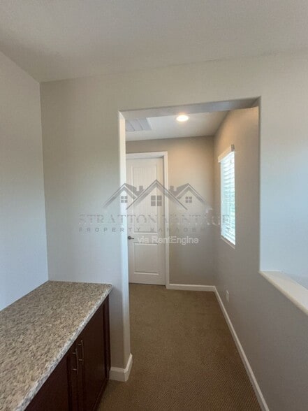 Building Photo - 945 W Yellowstone Way