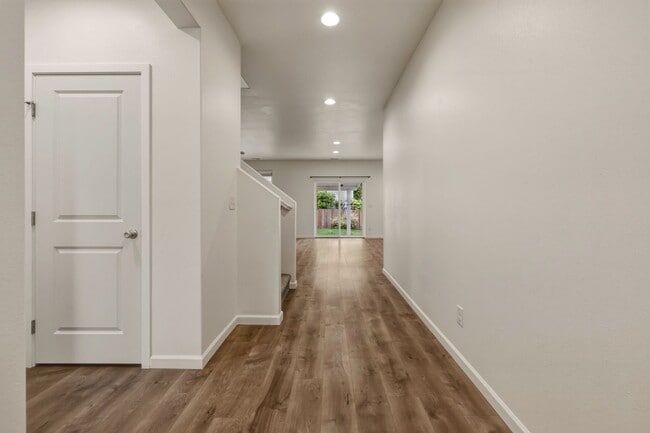 Building Photo - MOVE IN READY NOW! A/C! Multi generational living? Home office? Tumwater School District