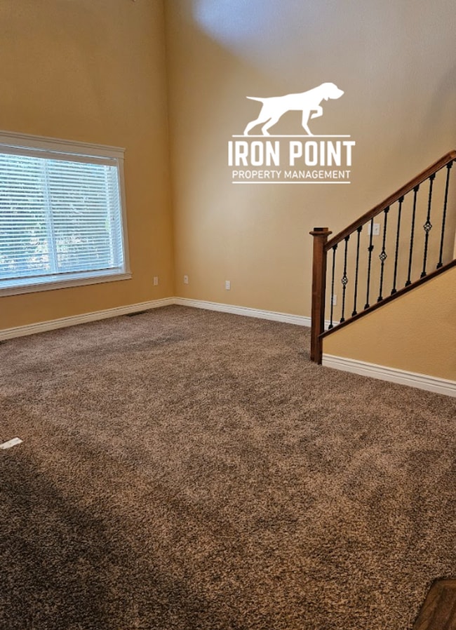 Building Photo - 3/2.5 in Boise-2 Car Garage, Fireplace, Vaulted Ceilings, Landscaping Included.