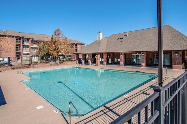Building Photo - Awesome 2BE/2.5BA in the Pristine Park at ...