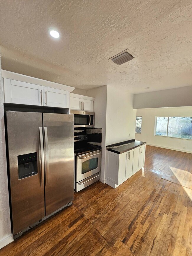 Building Photo - 300 SW 38th Ct