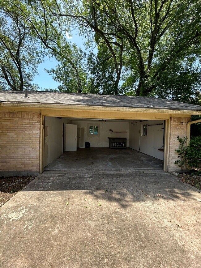 Building Photo - Spacious 5-Bedroom Home Steps from Walnut ...