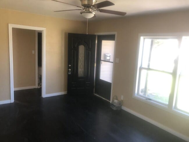 Building Photo - 2 bedroom + 2 Living Rooms and Utility Room
