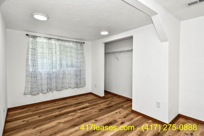 Building Photo - 2518 N Weller Ave