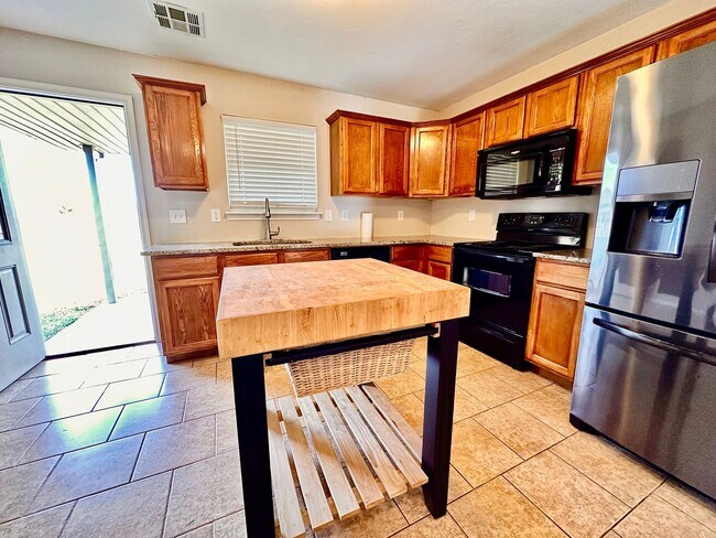 Building Photo - Newer 3 Bedroom off I-240