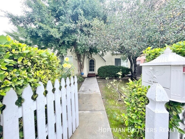 Building Photo - 806 N Las Palmas Ave