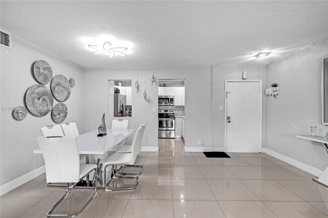 Building Photo - 13715 Kendale Lakes Cir