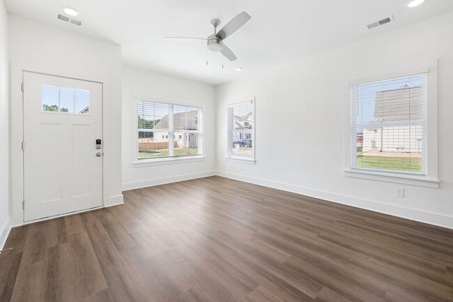 Building Photo - Spacious 1 Bedroom Home with Attached Garage!