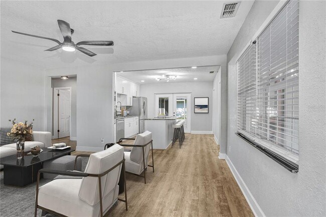 Building Photo - 223 Pinehurst Dr
