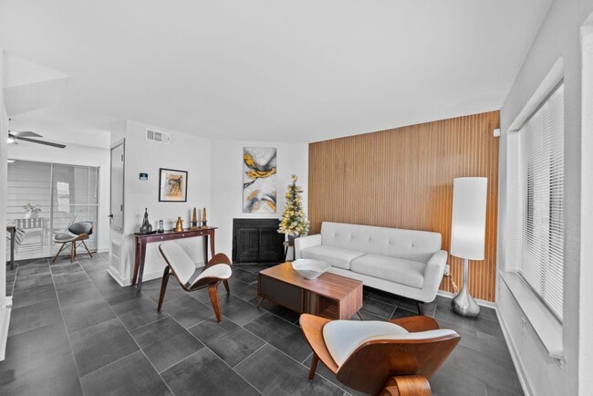 Building Photo - 3831 Landmark Dr