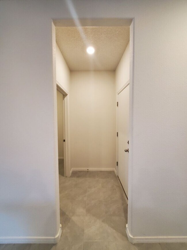 Building Photo - 3 bed 2 bath Energy Efficient Home!