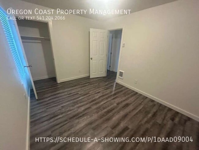 Building Photo - 170 SW Strawberry Ln