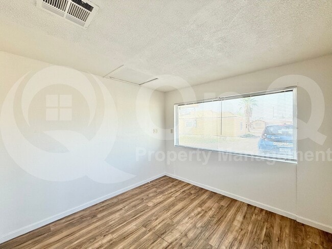 Building Photo - 515 W 13th St
