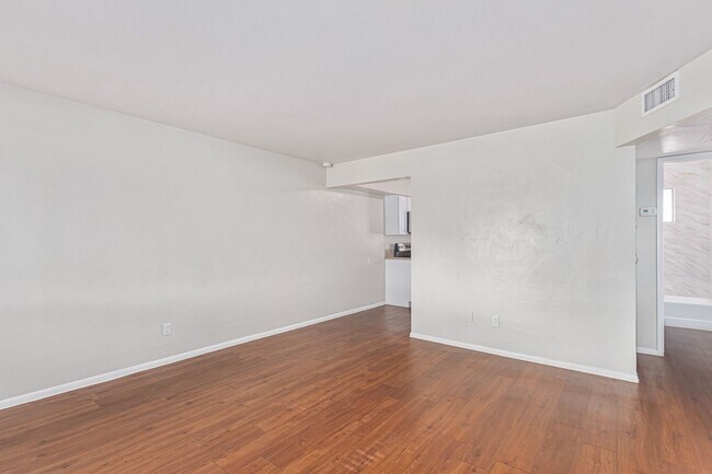 Building Photo - Renovated 2 bed | 1 bath - Central Tempe Location!