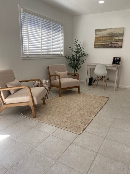 Sitting room with desk - 632 Airport Rd