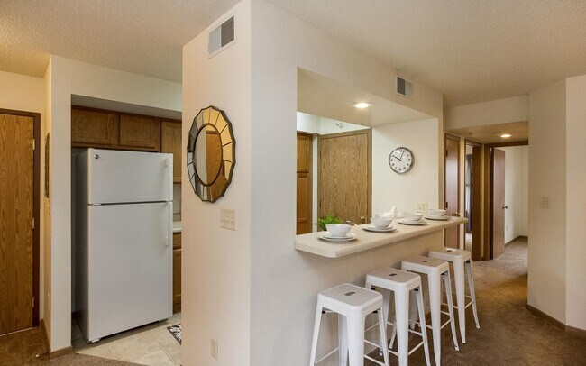 Building Photo - Large One Bedroom Walking Distance to UIHC on third floor, available: 09/01/2026