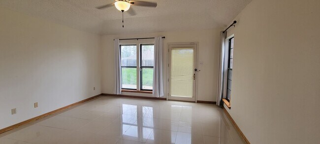 Building Photo - Vaulted Ceiling, Huge Yard, Close to Town