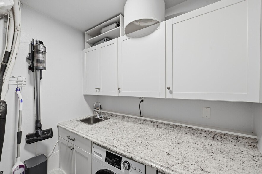 Building Photo - 5400 Gulf Dr