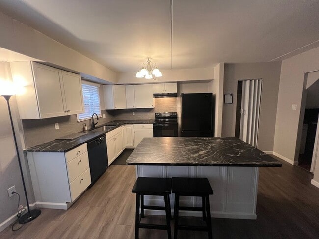 Building Photo - Beautiful 3 Bedroom House