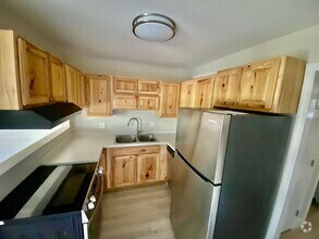 Building Photo - Bright & Remodeled 2BD/1BA 2nd Floor Quarr...