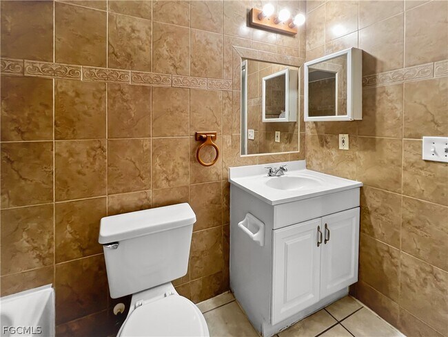 Building Photo - 2704 Owen Ave S