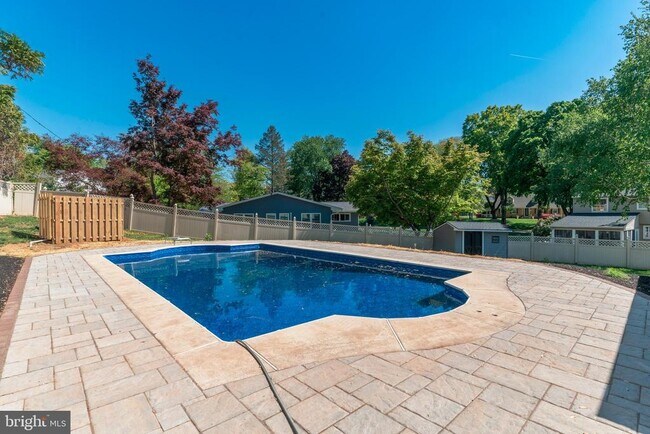 Building Photo - 248 Penncrest Dr