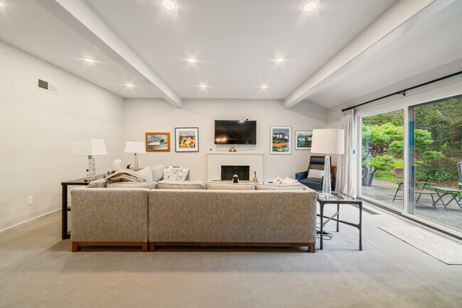 Building Photo - 595 Heritage Vlg