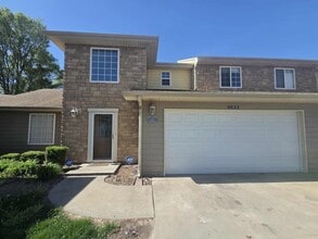 Building Photo - Beautiful Town House