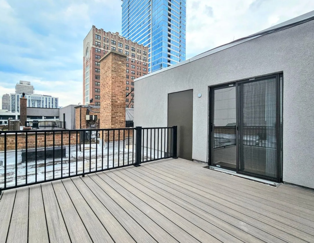 Building Photo - 1223 N La Salle Dr