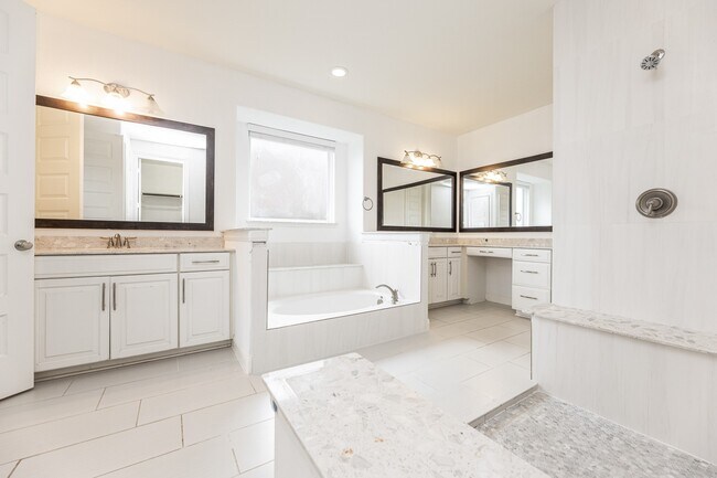 Building Photo - 25514 Kearsley Dr