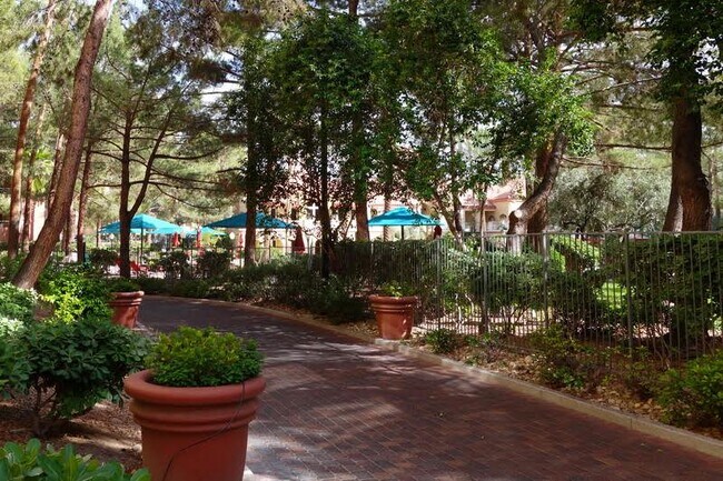 Building Photo - 270 E Flamingo Rd