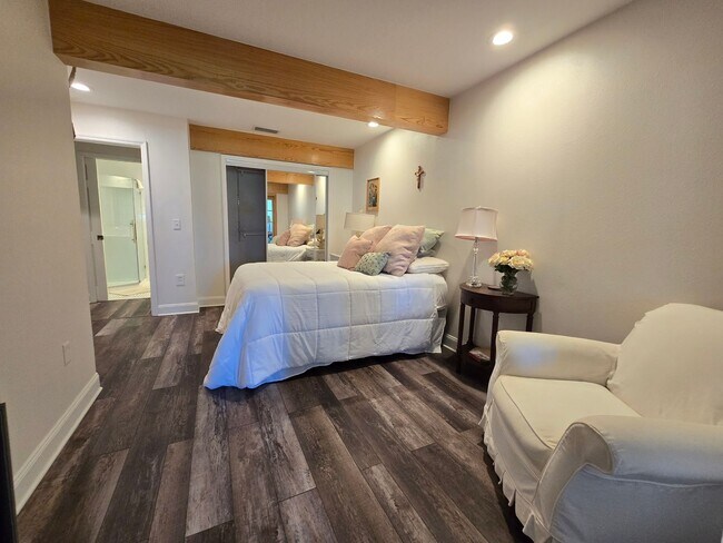 Building Photo - Stunning 2 Bed / 2.5 Bath Townhouse with G...