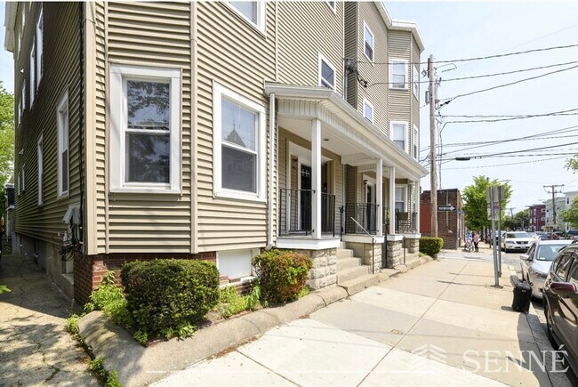 Building Photo - 393 Washington St