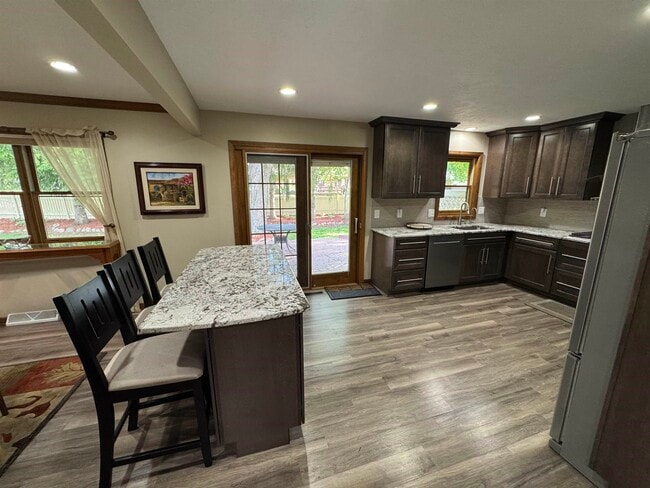 Building Photo - 5855 Thatcher Dr
