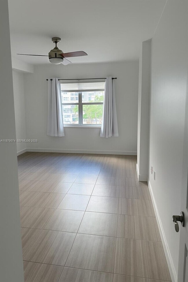 Building Photo - 400 Kings Point Dr