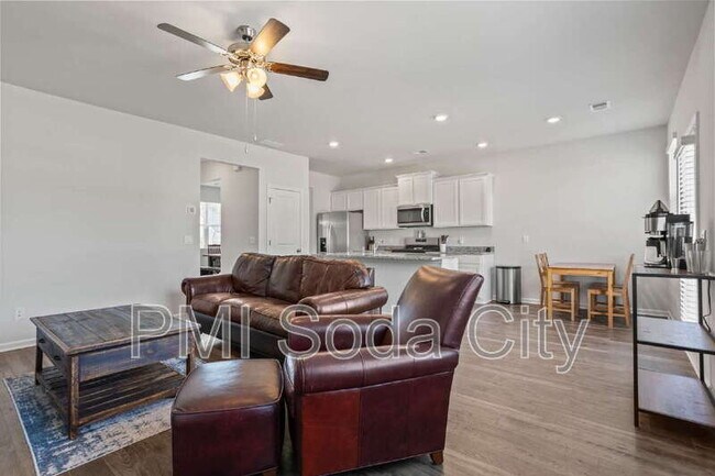 Building Photo - 626 Quartz Ln