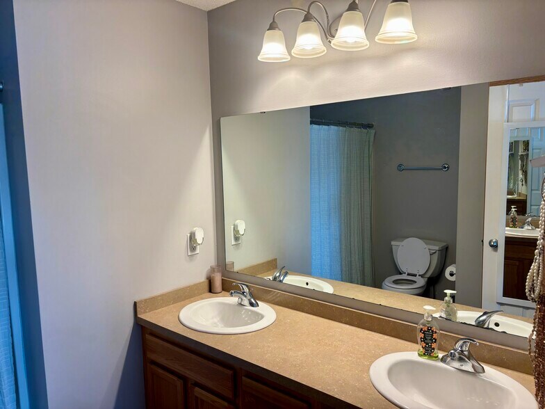 Master bathroom - 22369 Lilac Way