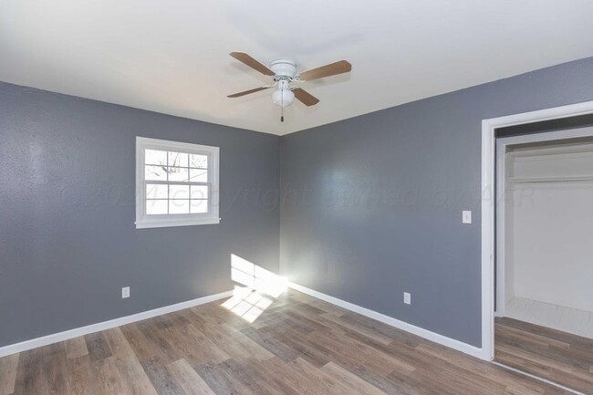 Building Photo - Adorable 3/1 unfinished basement Tenant pa...