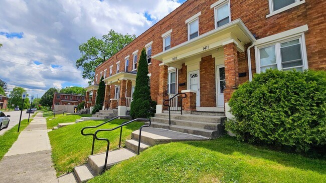 Building Photo - Fully renovated...extra half bath...laundr...