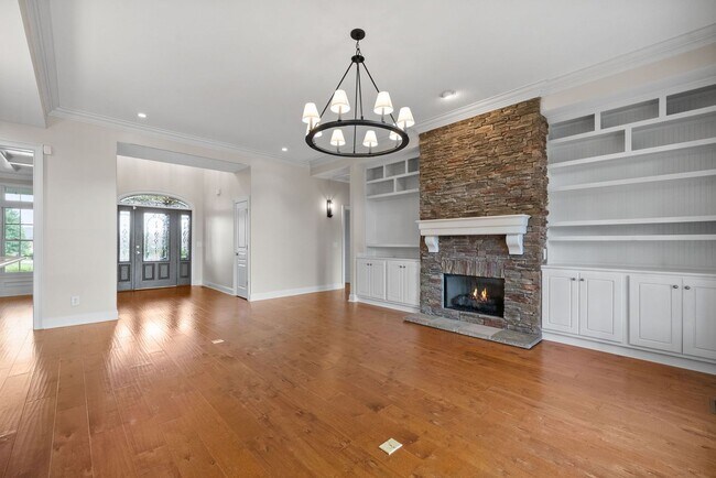 Building Photo - Pet Friendly Four Bedroom off Exit 8!