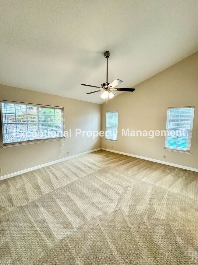 Building Photo - Move in ready 4 bed 3 bath home with 1 bed...