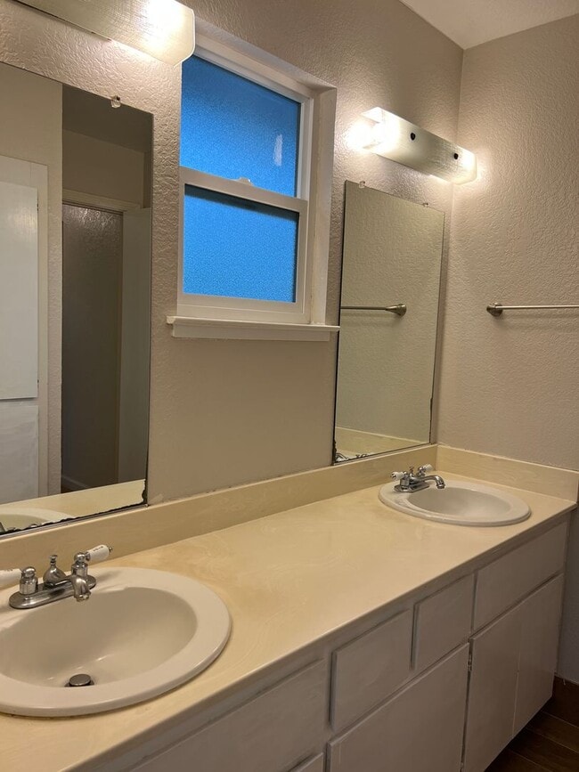 Building Photo - Available now! South Davis Townhome On Ver...