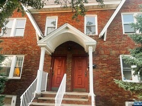 Building Photo - 10-12-12 Morton Pl