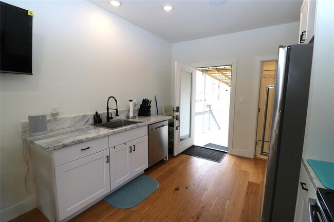 Building Photo - 5506 Avenue Q