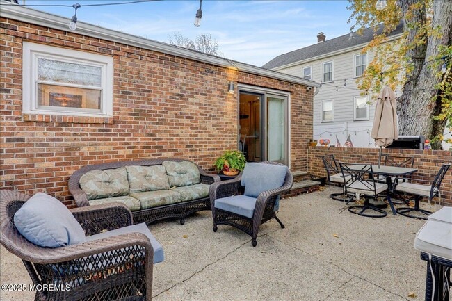 Building Photo - 144 Lower Main St