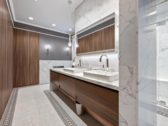 Building Photo - 1210 N Astor St