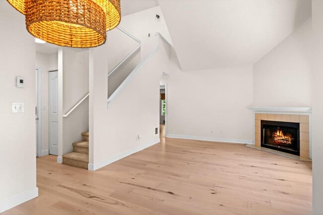 Building Photo - Stylish Lake Oswego Condo with Loft — Walk...