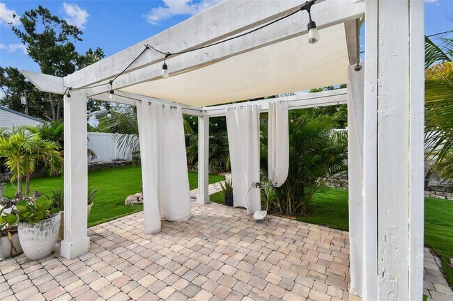 Building Photo - 2580 Granada Cir W