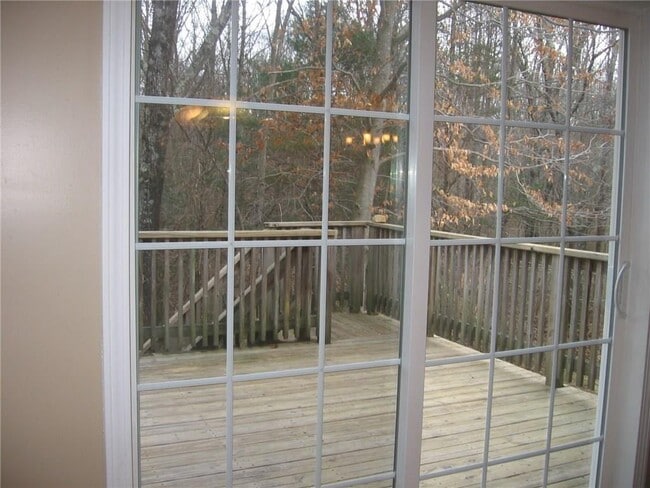 Building Photo - 6 Hide-A-Way